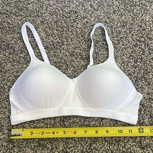 NEW Hanes bra white wire-free bra with adjustable straps size medium